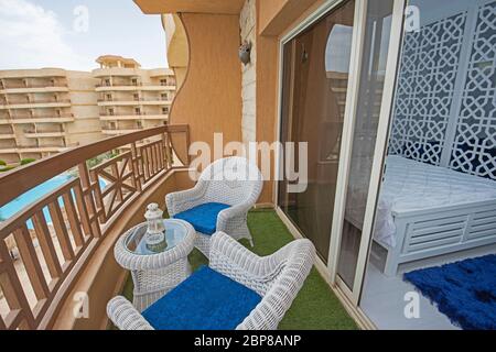 Terrassenmöbel aus Doppelzimmer eines Luxus-Apartments in tropischem Resort mit Kunststoffmöbeln und Blick auf den Pool Stockfoto