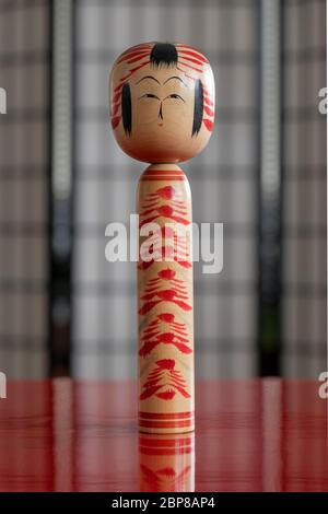 Single traditionelle japanische Kokeshi Puppe Nahaufnahme Stockfoto