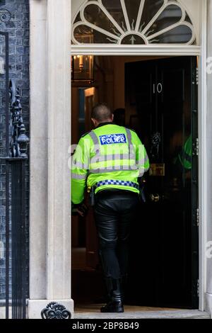 Polizeibeamter der Metropolitain Police betritt Nr. 10 Downing Street, Westminster, London, Großbritannien Stockfoto