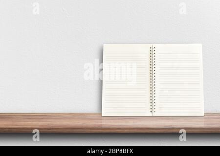 Vorderansicht des weißen Notizbuchs im Bücherregal für Produktdisplay oder Design-Modell. Stockfoto