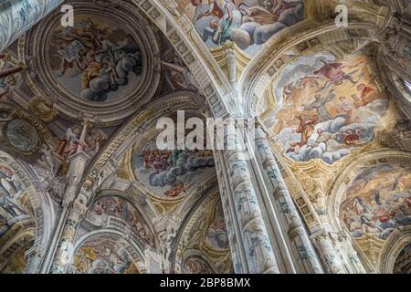 Blick auf die schönen Gemälde in der Kathedrale von Asti Stockfoto