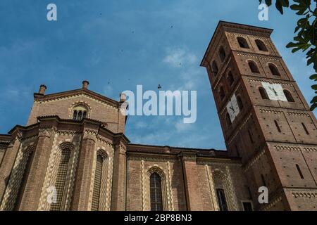 Außenfassade der Kathedrale in Asti - cattedrale di santa maria assunta Stockfoto