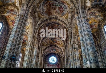 Blick auf die schönen Gemälde in der Kathedrale von Asti Stockfoto