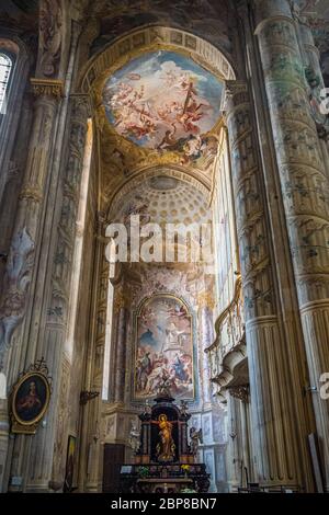 Blick auf die schönen Gemälde in der Kathedrale von Asti Stockfoto