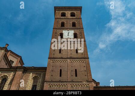 Außenfassade der Kathedrale in Asti - cattedrale di santa maria assunta Stockfoto