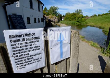 Loose Village, Kent, Großbritannien. Mai 2020. Soziale Distanz während Bewegung ist einfacher für Menschen, die in ländlichen Dörfern leben als für diejenigen in Städten. Einbahneinschränkungen auf einem schmalen Pfad durch das Dorf vorgeschlagen Quelle: Phil Robinson/Alamy Live News Stockfoto