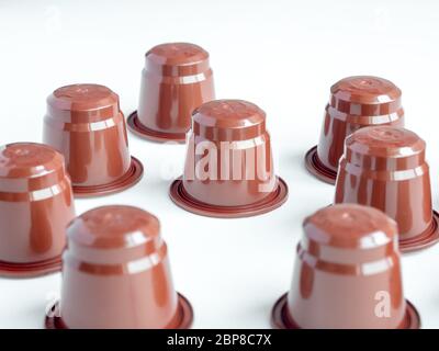 Braune Espresso-Kaffeekapseln in Nahaufnahme auf weißem Hintergrund. Stockfoto