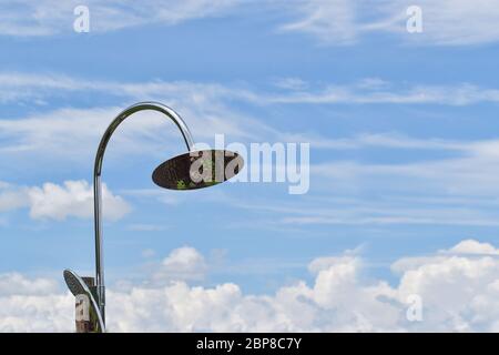 Außendusche über blauem Himmel Hintergrund. Stockfoto