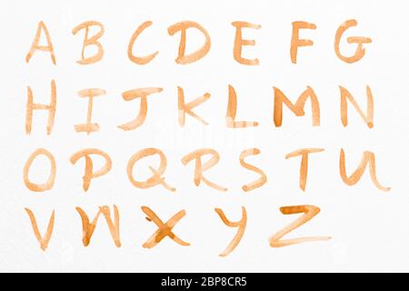 Alphabet Set - Grundbuchstaben isoliert auf weißem Papier Hintergrund. „A - Z“ schreiben Sie durch Kaffeefleck. Stockfoto