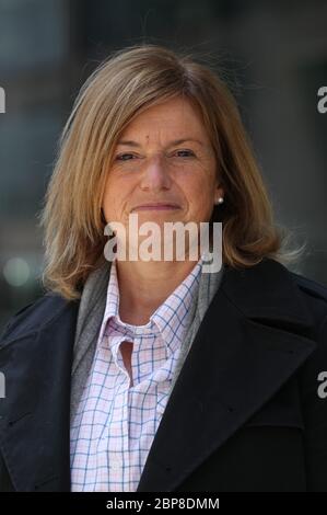 Caroline Goodwin QC, Vorsitzende der Criminal Bar Association, außerhalb der Old Bailey, London. Die ersten neuen Versuche seit der Sperrung des Coronavirus werden heute in die Wege gehen. Zum ersten Mal seit März werden vier Krongerichte in England und Wales ihre Türen für Juroren öffnen, um neue Fälle zu hören. Stockfoto