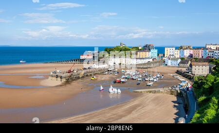 Tenby Harbour bei Ebbe, Pembrokeshire, Wales Stockfoto