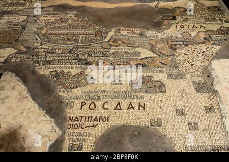 Jordanien, Madaba, die berühmte Mosaik-Karte von Palästina, genannt die Madaba-Karte, auf dem Boden der St. George's Church. Es war ursprünglich der Boden einer byzantinischen Kirche und wurde 560 n. Chr. in Handarbeit gemacht und ist die älteste Karte Palästinas, die es gibt. Stockfoto