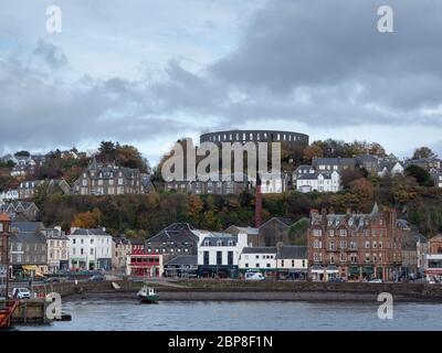 McCaig's Tower und die Uferpromenade in Oban, Argyll & Bute, Schottland Stockfoto