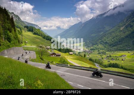 Linthtal, GL / Schweiz - 17. Mai 2020: Ein Blick auf viele Motorräder, die auf der kurvigen Klausenpass-Bergstraße in den Schweizer Alpen bei Glarus fahren Stockfoto