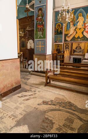 Jordanien, Madaba, die berühmte Mosaik-Karte von Palästina, genannt die Madaba-Karte, auf dem Boden der St. George's Church. Es war ursprünglich der Boden einer byzantinischen Kirche und wurde 560 n. Chr. in Handarbeit gemacht und ist die älteste Karte Palästinas, die es gibt. Stockfoto