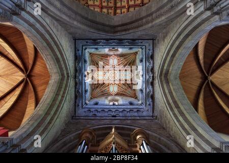 Blick auf die Decke unter dem Uhrturm in die Saint David's Cathedral, Pembrokeshire, Wales Stockfoto