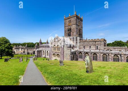 Ein Pfad, der durch den Friedhof zum Südeingang der St Davids Cathedral in Pembrokeshire, Wales führt Stockfoto