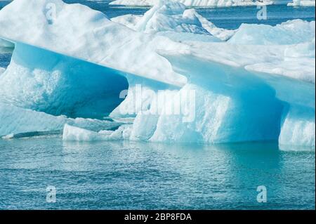 Detailfoto des isländischen Gletscher-Eisbergs in einer Eis-Lagune mit unglaublich lebendige Farben und eine schöne Textur Stockfoto