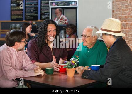Gemischte Gruppe von vier Erwachsene Männer im café Stockfoto