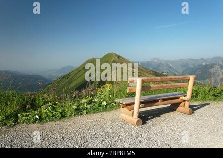 Blick Über Die Berge von Einem Aussichtspunkt Mit Einer Bank Stockfoto