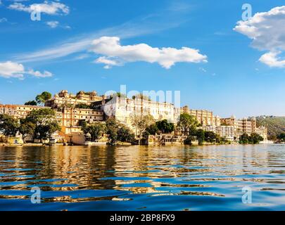 Lake Pichola und City Palace in Udaipur. Udaipur, der Stadt der Seen bekannt, Abgesehen von seiner Geschichte, Kultur, malerische Orte, Es ist ja auch bekannt Stockfoto