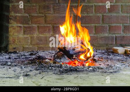 LWL-Freilichtmuseum Hagen. Aufnahmen mit freundlicher Genehmigung der Abteilung für Öffentlichkeitsarbeit. Feuer, Flammen, Lagerfeuer vor einer Backs Stockfoto