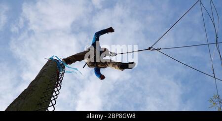 Sprung Vom Pamper Pole - Erlebnispaedagogisches Persoenlichkeitstraining & Mannschaftstraining Im Seilgarten TobelRopes - Martinshaus Kleintobel Stockfoto