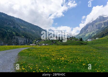 Urnerboden, UR / Schweiz - 17. Mai 2020: Blick auf das Dorf Urnerboden hoch oben in den Schweizer Alpen im Kanton Uri im späten Frühjahr Stockfoto