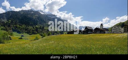 Elm, GL / Schweiz - 17. Mai 2020: Historisches Dorf und Kirche von Elm im Kanton Glarus im Herzen der Schweizer Alpen Stockfoto