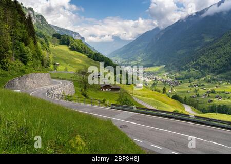 Die kurvenreiche Klausenpass Bergstraße im Herzen der Schweizer Alpen Stockfoto