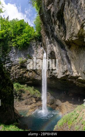 Ein vertikaler Blick auf den malerischen und idyllischen Berglistuber Wasserfall in den Schweizer Alpen bei Glarus und Klausenpass Stockfoto