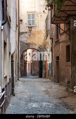 Typische Gasse in der Altstadt von Rom, Italien Stockfoto