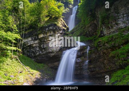 Blick auf den idyllischen Dieselbach-Wasserfall in den Schweizer Alpen bei Braunwald und Glarus im Frühjahr Stockfoto