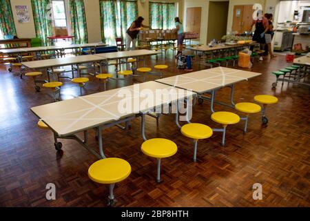 Die Tische sind markiert, wo die Kinder während des Abendessens in der Kempsey Primary School in Worcester sitzen können. Die Kinder- und Grundschüler könnten ab dem 1. Juni nach der Ankündigung der Pläne für eine schrittweise Wiedereröffnung der Schulen wieder in die Klassen zurückkehren. Stockfoto