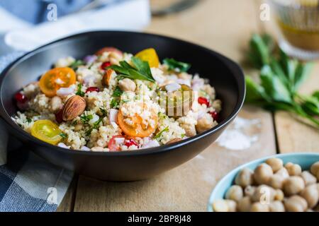Couscous mit Granatapfel und Mandel Salat vom Salat-dressing Stockfoto