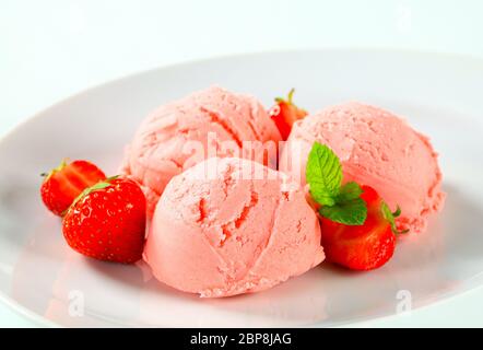 Kugeln Erdbeereis und frischen Erdbeeren Stockfoto