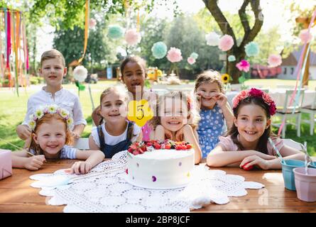 Kinder Geburtstagsfeier im Freien im Garten im Sommer, Feier Konzept. Stockfoto