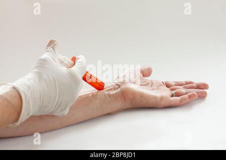 Nahaufnahme Hände, Krankenschwestern sind Impfungen für Patienten im Unterarm mit der Spritze. Arzt impft Frau. Studio mit Kopierplatz aufgenommen. Selecti Stockfoto