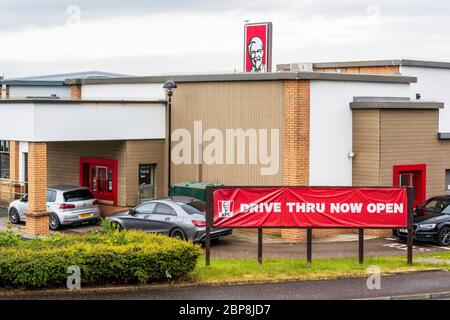 Irvine, Großbritannien. Mai 2020. KFC (Kentucky Fried Chicken) Fast Food Outlet stellte seinen Mitarbeitern PSA zur Verfügung und eröffnete es Drive Thru Facility, was sich bei Käufern aus dem nahe gelegenen Einkaufszentrum als sehr beliebt erweist. Das Restaurant ist Ende März geschlossen und wartet auf Anweisungen der schottischen Regierung, wann sie die Sitzmöglichkeit eröffnen können. Kredit: Findlay/Alamy Live News Stockfoto