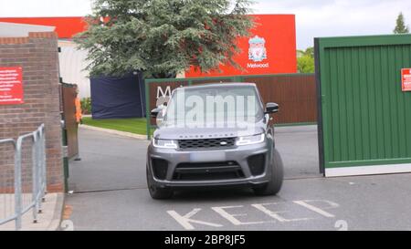 Bildschirmabbildung aus PA Video eines Autos, das Liverpool Melwood Training Center verlässt. Stockfoto