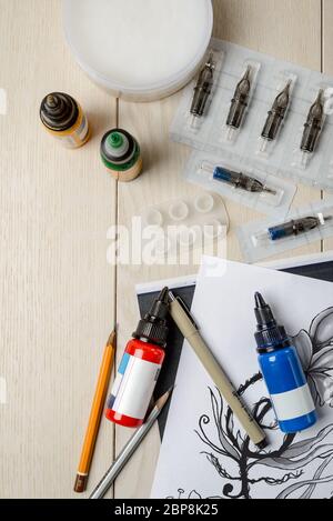 Set aus Tinten, Nadeln, Stiften und Papier mit Blumenkunst Stockfoto