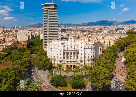 Luftaufnahme über La Rambla von Christoph Kolumbus Denkmal, mit Viertel El Raval in Barcelona, Katalonien, Spanien Stockfoto