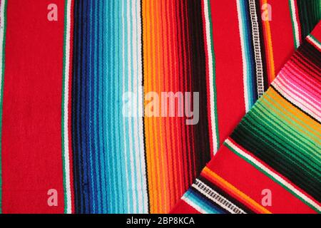 Mexiko traditionellen Cinco De Mayo Teppich Poncho Fiesta Hintergrund mit Streifen kopieren Raum Stockfoto