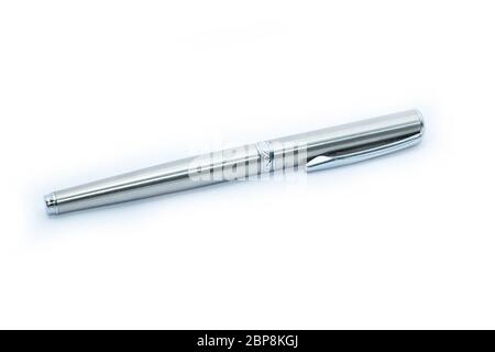 Ein silberner Luxus-Stift Mockup isoliert auf einem weißen Hintergrund. Schöner Stift. Stockfoto