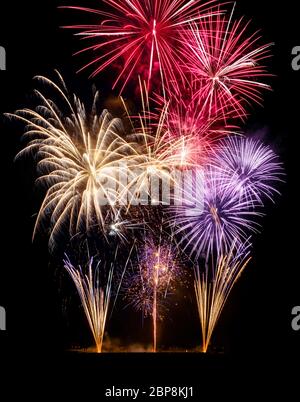 Wunderschöne Feuerwerk auf schwarzem Hintergrund, ideal für Silvester oder andere feste, Hochformat Stockfoto