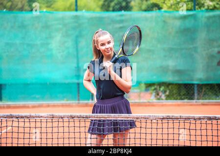 Tennisspielerin mit Schläger auf dem Platz Stockfoto