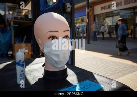 Ein Mannequin Kopf mit Gesichtsmaske auf einem Londoner Markt Stall Verkauf Gesichtsmasken und Handdesinfektionsmittel. Der Markt der ersten Woche wurde eröffnet, nachdem die Lockdown in Großbritannien nachgelassen hatte. Stockfoto