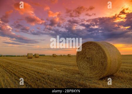Ende des Tages über Feld mit Heu Ballen in Ungarn - dieses Foto gemacht von HDR Technik Stockfoto