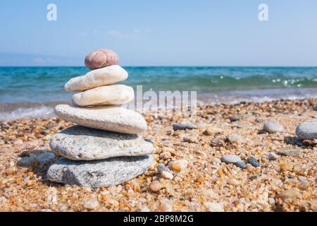 Stones Balance und Wellness Retro Spa Konzept, Inspiration, Zen-like und Wohlbefinden ruhige Komposition. Nahaufnahme von Zen-Steinen am Strand Stockfoto