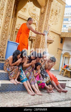 Wassersegnung durch einen buddistischen Mönch. Silk Island, Phnom Penh, Kambodscha, Südostasien Stockfoto